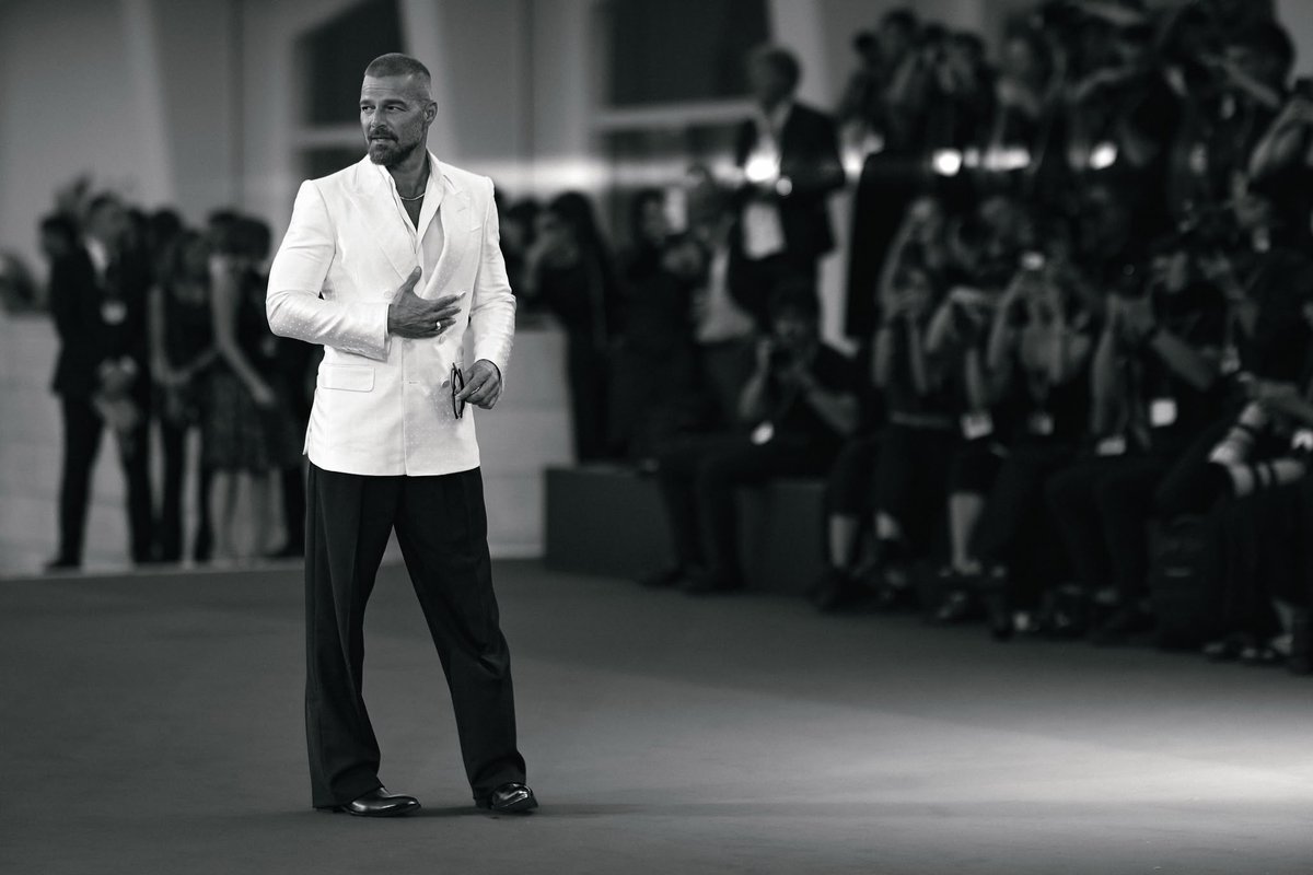 LoNuestroFCURU's tweet photo. “Hey HOMBRE” @ricky_martin in @tomford 

Stylist: @dvlstylist 👏🏼🕺🏻

#rickymartin #tomford #venezia83 #redcarpet #festivaldelcinemadivenezia

Cortesía de @imad.skhairi

@rickymartinwebtea

 @inpulsemedia @lonuestrofco 

 @SonyMusicUru  @SonyMusicArg  @SonyMusicLatin https://t.co/CTRYHRoFgG