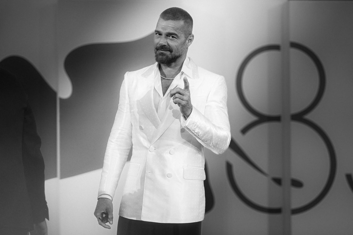 LoNuestroFCURU's tweet photo. “Hey HOMBRE” @ricky_martin in @tomford 

Stylist: @dvlstylist 👏🏼🕺🏻

#rickymartin #tomford #venezia83 #redcarpet #festivaldelcinemadivenezia

Cortesía de @imad.skhairi

@rickymartinwebtea

 @inpulsemedia @lonuestrofco 

 @SonyMusicUru  @SonyMusicArg  @SonyMusicLatin https://t.co/CTRYHRoFgG