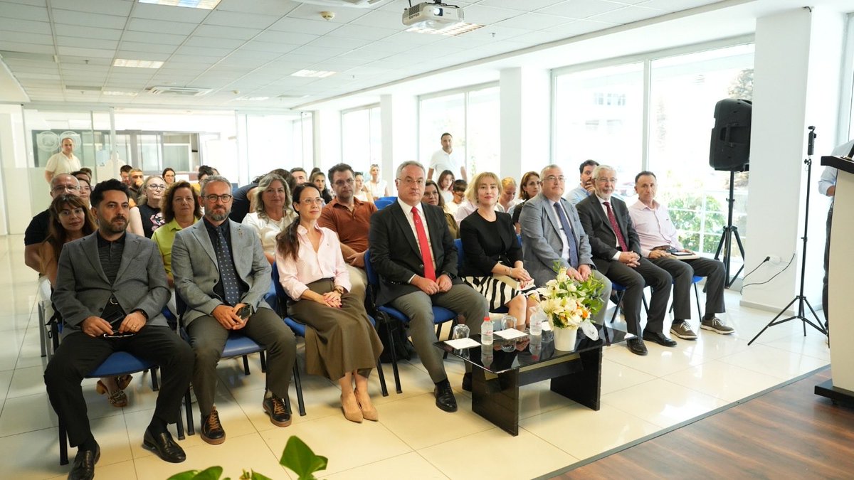 esra_ozsuer's tweet photo. İzmir Demokrasi Üniversitesi Rektörü Sayın Prof. Dr. Selim Karahasanoğlu’na nazik davetleri için teşekkür ederim. İzmir���in kurtuluşunun 104. yılında, böylesine anlamlı bir etkinlik vesilesiyle İzmir’de bulunmaktan büyük bir onur duydum. @selimkho @izmirdemokrasi1 https://t.co/nIiNByvKTR