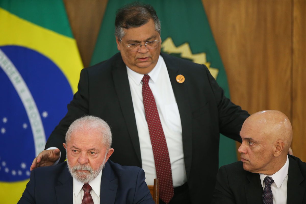 RafaelFontana's tweet photo. Quem acompanha o meu canal sabe há muitos anos que Dino é mais perigoso que Moraes.

Moraes é um maníaco psicopata, de ações imediatas que favorecem a si mesmo e ao seu círculo.
Já Dino carrega um projeto comunista totalitário de extensão tão continental quanto longeva. https://t.co/d79e87HqpD