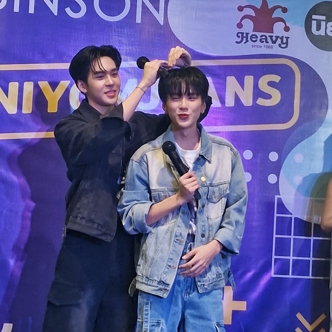 gig_swp's tweet photo. ประมาณก.พ.68 วันนั้นน่าจะว่างไถตตไปเรื่อยๆ ก็ไปเจอคลิปเด็กคนนึง ทำท่าทางน่ารักใส่อู่อู๋ (จนพี่โทเขินแล้วไปตีอู๋) วนดูคลิปนี้หลายรอบจนทักไปถามเพื่อนที่ตามกมฟว่าเด็กคนนี้คือใครทำไมน่ารักจัง เพื่อนก็ขายมายาวเลย ขายจนต้องซื้อนั่งดูคลิปอู๋เซฟอย่างนั้นทั้งวันนน ผ่านไปได้ไม่นานก็มีประกาศออกมาว่าอู๋เซฟจะมาเซ็นทรัลสุราษ ตกลงกับเพื่อนไม่ถึง2นาทีว่าไปหรือไม่ไปสรุปไป ทุกอย่างเกิดขึ้นไวมาก 

16 มี.ค. 69 จากชุมพร >>สุราษ ครั้งแรกที่ได้เจออู๋เซฟแบบตาเนื้อตัวเอง น้องเดินออกมาปุปช็อค ทำไมน่ารักจัง พี่อู๋ก็โคตรหล่อ คลิปที่ถ่ายมาเก็บความน่ารักความหล่อไม่หมดแน่นอน วันนั้นรู้สึกโชคดีมากที่ไปหาน้องๆ เพราะถ้าวันนั้นไม่ไปก็คงไม่รู้ว่าจะได้เจอน้องตอนไหน หลังจากนั้นก็ #สวัสดีอู่อู๋เซฟ อย่างเป็นทางการ หาทางออกจากอู๋เซฟไม่เจออีกเลย 

#AuauSave #อู่อู๋เซฟ