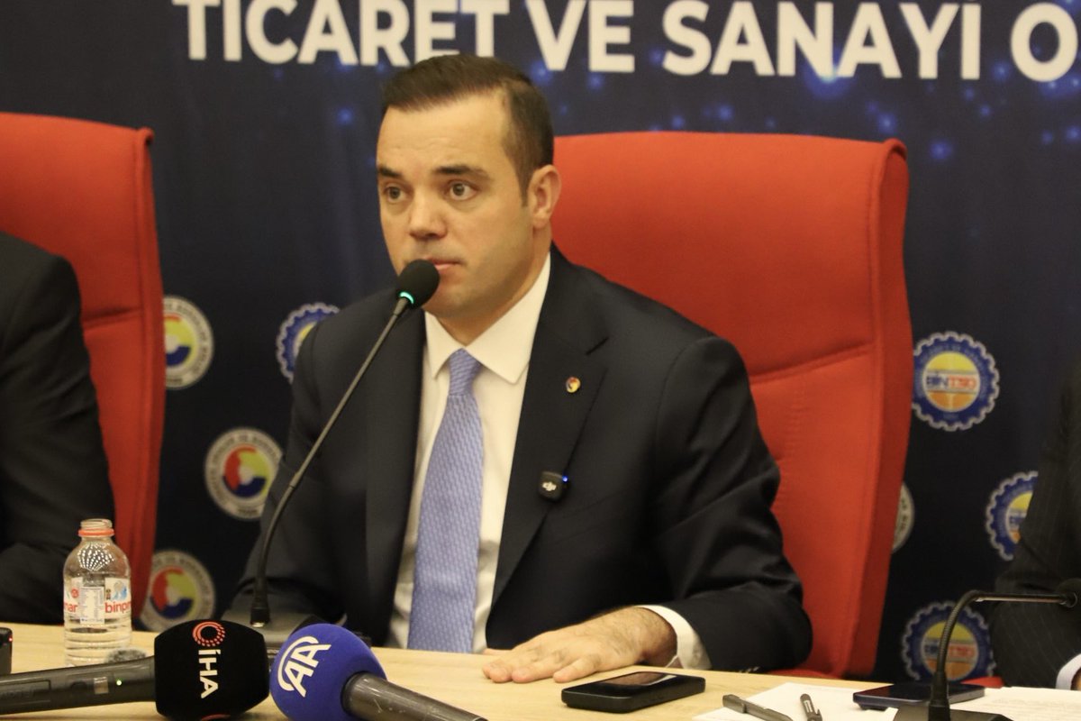 bingoltso's tweet photo. Yönetim Kurulu Başkanımız Kadir Çintay, Meclis Başkanımız Sayın Doğan Koç, Genel Sekreterimiz Sayın Muhammed Oya ve ilimizde ve bölgemizde faaliyet gösteren değerli basın mensuplarının katılımıyla “2022-2026 Dönem Değerlendirmesi, Basın Açıklaması ve Yeni Dönem Vizyonu” toplantısı gerçekleştirildi.

Toplantıda, 2022-2026 döneminde Bingöl Ticaret ve Sanayi Odası tarafından gerçekleştirilen çalışmalar, hayata geçirilen projeler ve Odamızın ilimizin ekonomik ve ticari gelişimine yönelik faaliyetleri değerlendirildi. Ayrıca yeni dönemde hayata geçirilmesi planlanan çalışmalar, hedefler ve Odamızın vizyonuna ilişkin değerlendirmeler basın mensuplarıyla paylaşıldı.

Toplantının ardından basın mensuplarının soruları yanıtlanarak, Bingöl’ün ekonomik gündemi ve iş dünyasının beklentileri üzerine karşılıklı görüş alışverişinde bulunuldu.

Toplantımıza katılım sağlayan, ilimiz ve bölgemizin gelişimine katkı sunan kıymetli basın mensuplarımıza teşekkür ediyoruz.