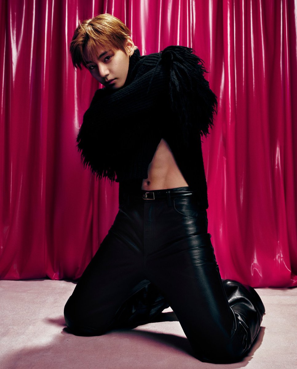 regalkvfics's tweet photo. Kim Taehyung. Are you kidding me? https://t.co/Ll55GfgKtu