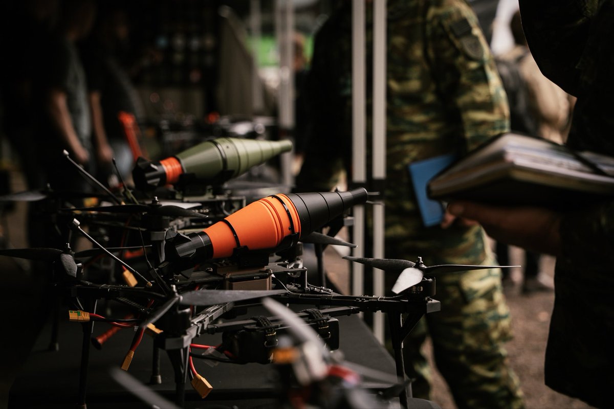 CEMAT_FR's tweet photo. L’IA et les systèmes autonomes changent le combat terrestre. L’armée de Terre s’y prépare de manière concrète. 

La journée innovation de la @7e_brig_blindee illustre cette dynamique : partir des besoins d’une brigade lourde, identifier les solutions les plus pertinentes auprès des entreprises et faciliter leur passage à l’échelle. 

Transformer rapidement des innovations en capacités opérationnelles et en tirer les conclusions pour l’emploi de nos forces terrestres est l'une des conditions de la victoire.