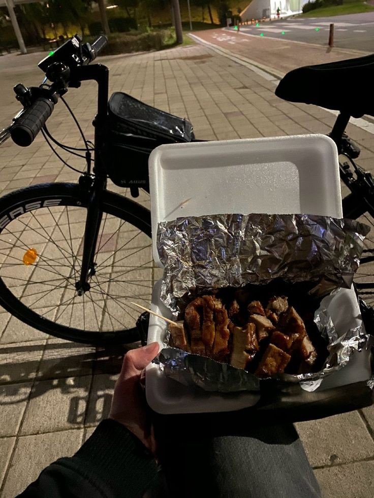 nyonyaawong_'s tweet photo. Accompanying Hendery since he often rides a bicycle everywhere, until now he already has a Kawasaki Ninja ZX 4RR. hendery, i hope i will always being a hengni🩷🥹 https://t.co/5Mtgq1dELN