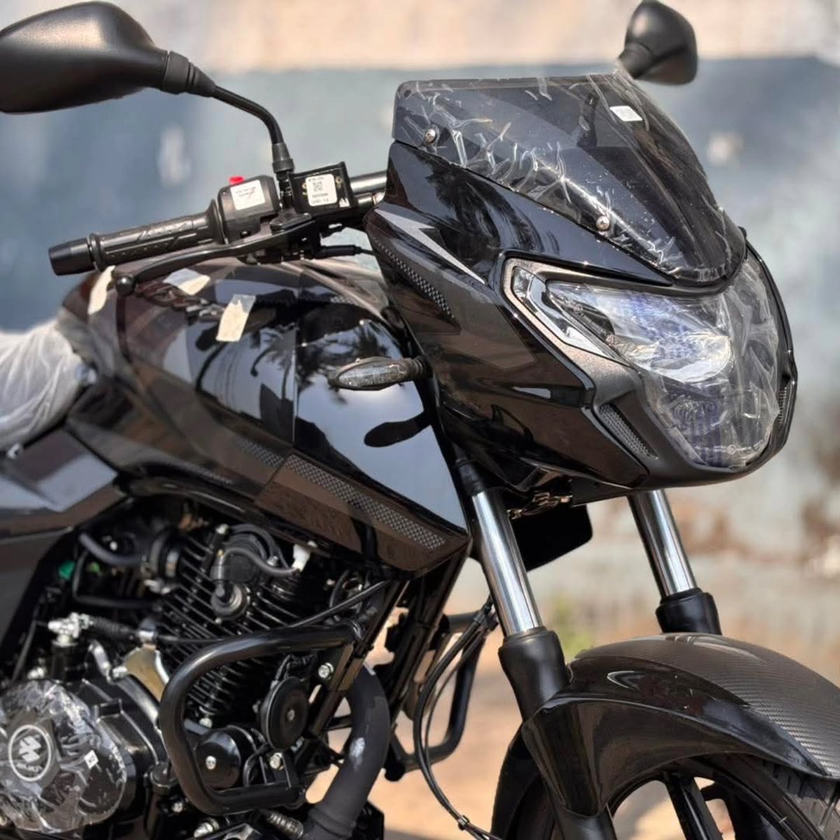 AlexanderWa9n's tweet photo. 2026 Bajaj Pulsar 180 launched in India at ₹1, 22, 490 ex-showroom. It gets a 178. 6cc engine producing 16. 77 bhp and 15 Nm torque, positioned between the Pulsar 150 and 220F. Discontinued in 2022, it has now returned. https://t.co/0YSLLKyNYG