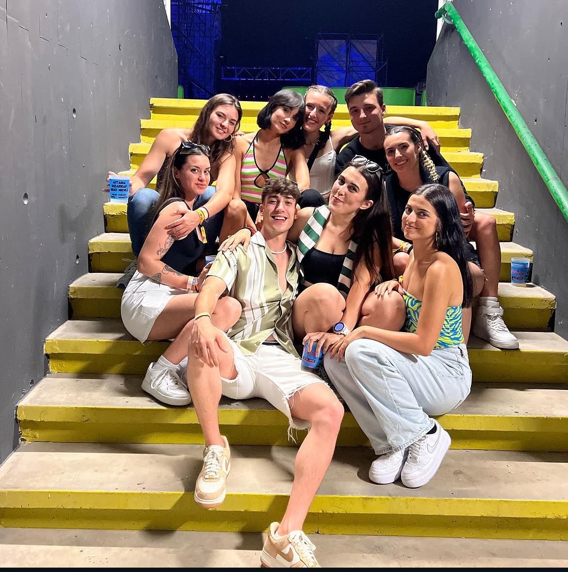 LoretoBarrient3's tweet photo. Desde siempre y para siempre 🤍 que amistad más bonita y que lindo ver como a pesar de los años a perdurado😭🫶🏻 https://t.co/zglH9B20Ea