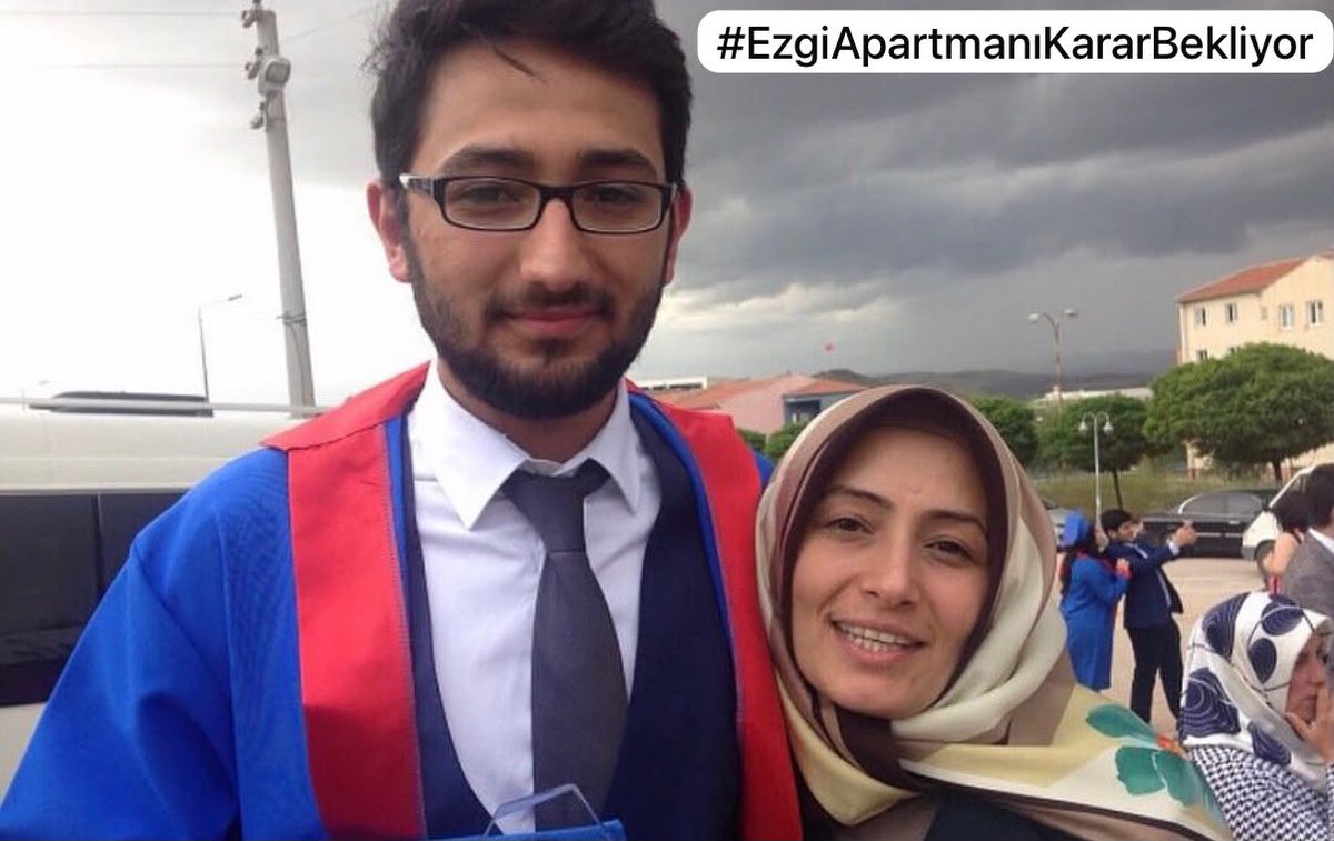 nurgul22's tweet photo. Evlatlarıma verdiğim 
"adalet" sözünün ağırlığı 
omuzlarımda. Günden güne 
çöküyorum. Ama pes etmek yok! Evlatlarımı hayattan ve benden koparanlar en ağır 
cezayı alıncaya kadar 
mücadele etmeye devam edeceğim. 

#EzgiApartmanıKararBekliyor https://t.co/jD52r169UF