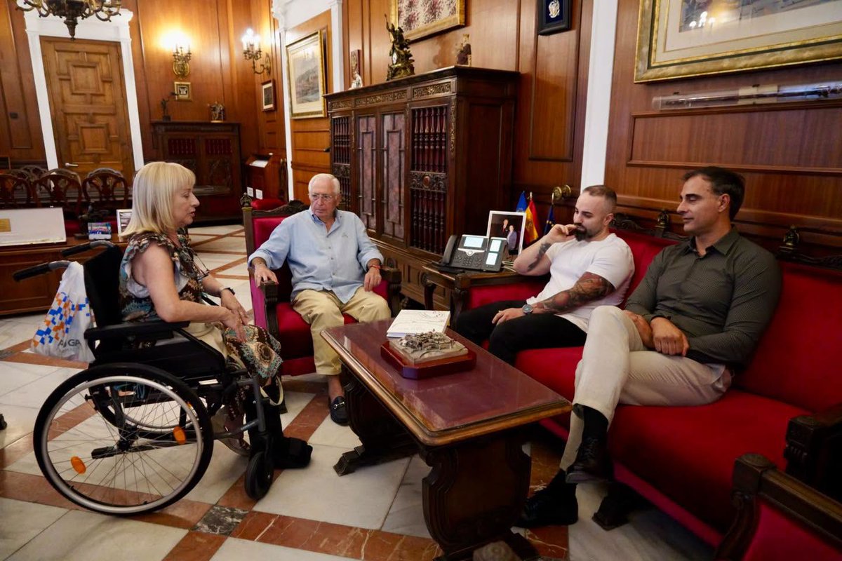 cope_melilla's tweet photo. 🔵El presidente de la Ciudad Autónoma ha mantenido un encuentro esta mañana en su despacho con los familiares de Gustavo Cabanillas donde ha recibido un ejemplar de su libro “Al norte de Nilo’ centrado en Egipto. https://t.co/irJhR0tdib