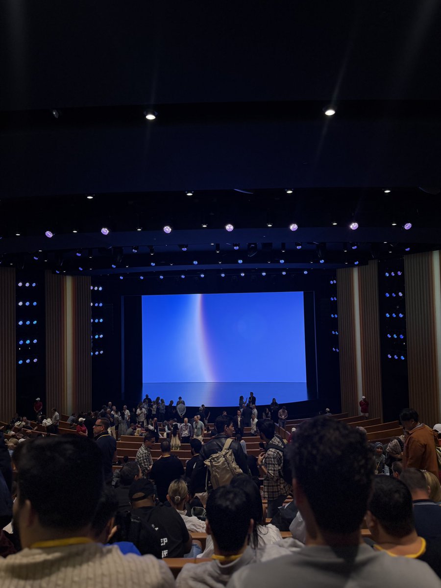 samham__'s tweet photo. Steve Jobs Theater is nearly ready for the Apple Event 🔥 #appleevent https://t.co/Ix0L3RyxHY