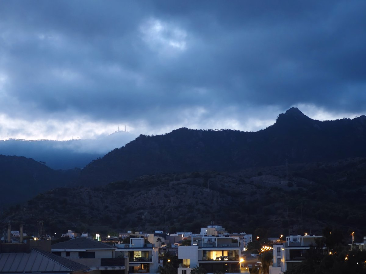 KatySnchez's tweet photo. Cae la tarde en Benicassim. Estribaciones montañosas del Parque Natural del Desert de les Palmes #luces #anochecer #montaña #hacerfotos https://t.co/mAUERSehrg