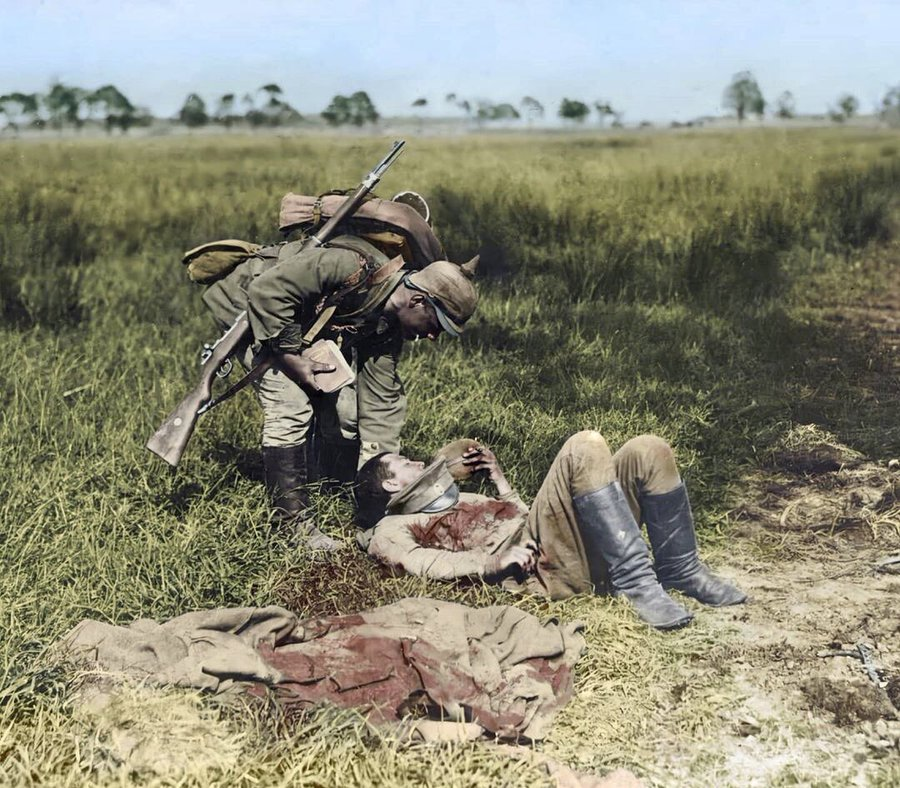Robson1872's tweet photo. Niemiecki piechur podający swoją manierkę z wodą rannemu carskiemu żołnierzowi podczas I wojny światowej, Galicja, 1915 r.

German infantryman giving his water flask to a wounded Imperial Russian soldier during World War I, Galicia, 1915. https://t.co/9Xcv7w9hQS
