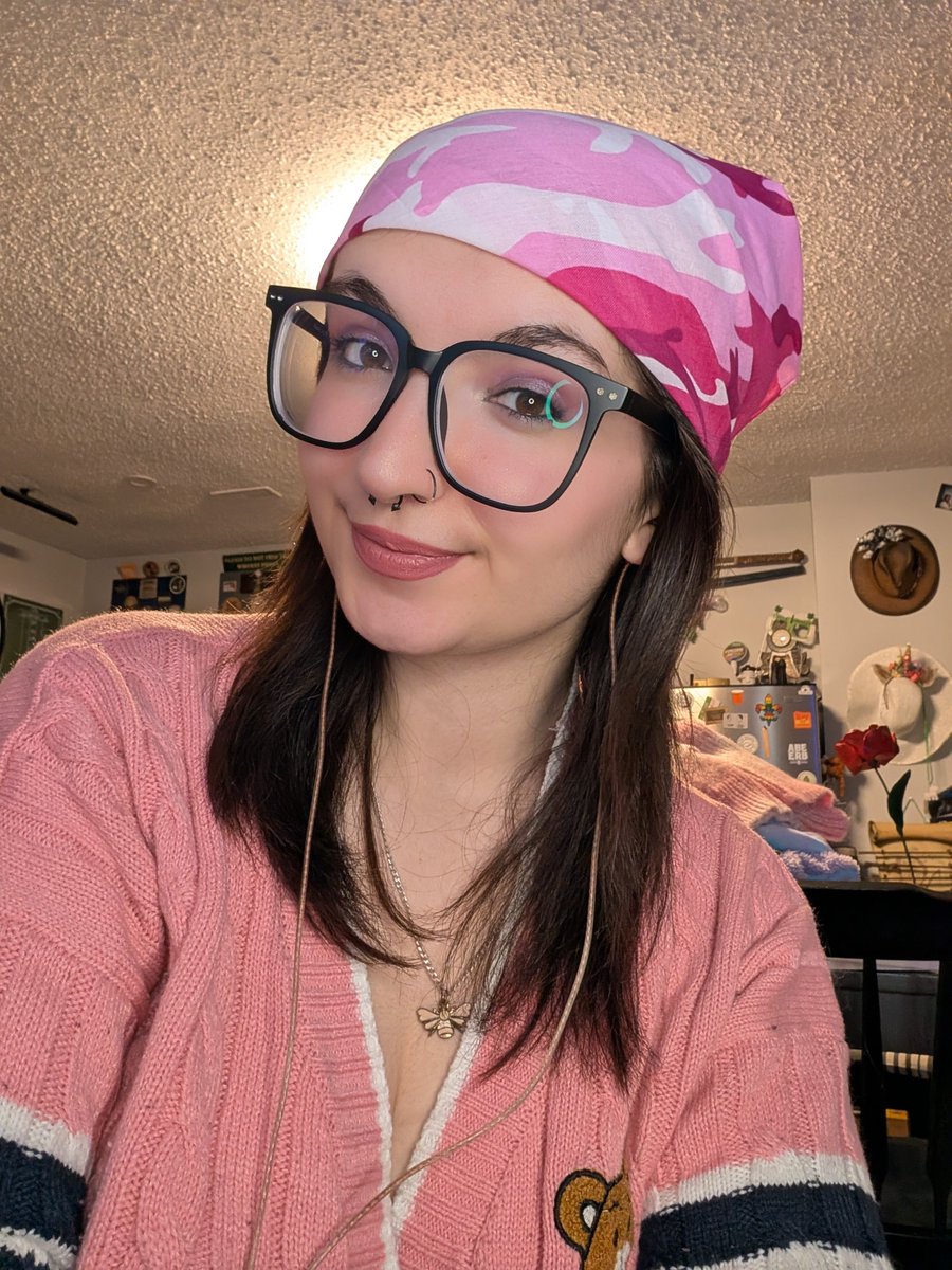 PayMotherMoon's tweet photo. going live in 10! 
come hangggg (: https://t.co/xclLzoU7a6