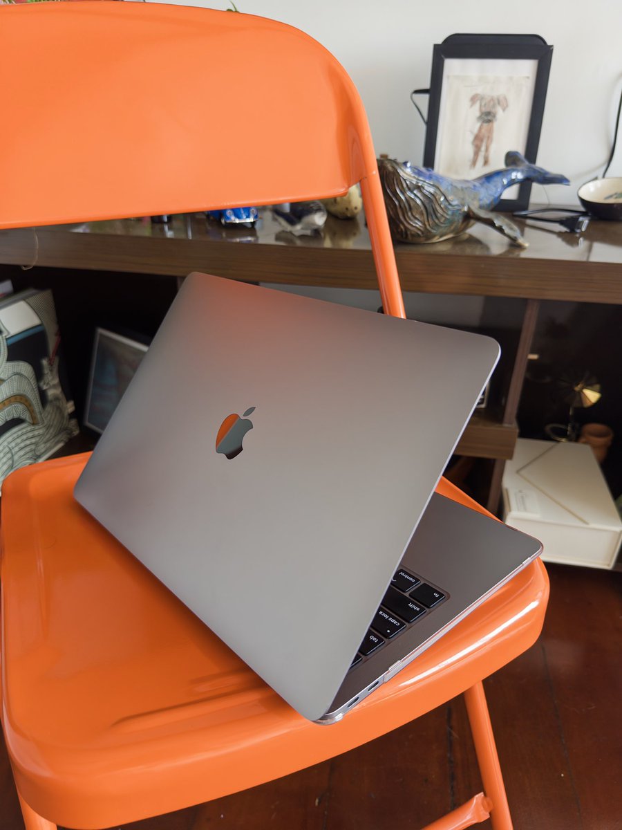 alecrimbaiano's tweet photo. Tem algum estudante de medicina precisando completar o kit de instrumentos essenciais para os estudos? Estou vendendo meu MacBook Air 2020 8GB/1TB por R$ 3.100 (ou R$ 3.000 no pix pra quem tiver na era das vacas gordas). Da pra dividir de 6x eu acho.

Compartilhem aí pf 🫯 https://t.co/UxEH0H2LOR
