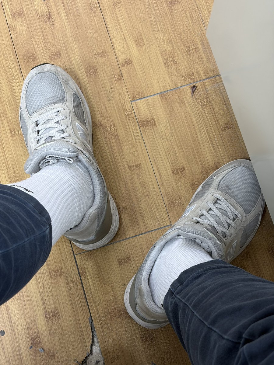 lovesocksssss's tweet photo. 前陣子鼓起勇氣問認識四年的朋友能不能要他的原味襪，他也很夠義氣答應我，而且還穿了好幾天後才寄給我😇

時隔快兩個月了，時不時都會拿出來穿一下，應該也穿了10幾次有了，襪底都髒到不行，味道也很特別😳（混著朋友跟自己的腳臭味💦💦💦），完全捨不得拿去洗🥵

#白襪 #穿著朋友穿過的襪子 https://t.co/WEZW7f92cm