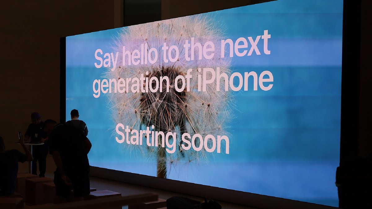 richik_bh's tweet photo. $2,000 for Apple's first foldable smartphone. The iPhone Duo drops today with dual cameras and a new magnetic hinge. Here's what we know:

https://t.co/lE5FGw8xxP https://t.co/bCedd39VGS