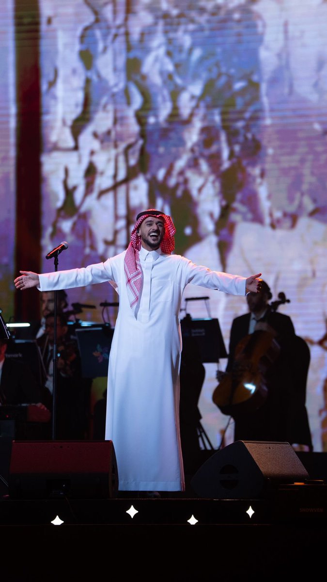 AyedsUniverse's tweet photo. لقطات الوصلة الثانية من #ليلة_عايض 📸💙 https://t.co/e2h94T9Mr7