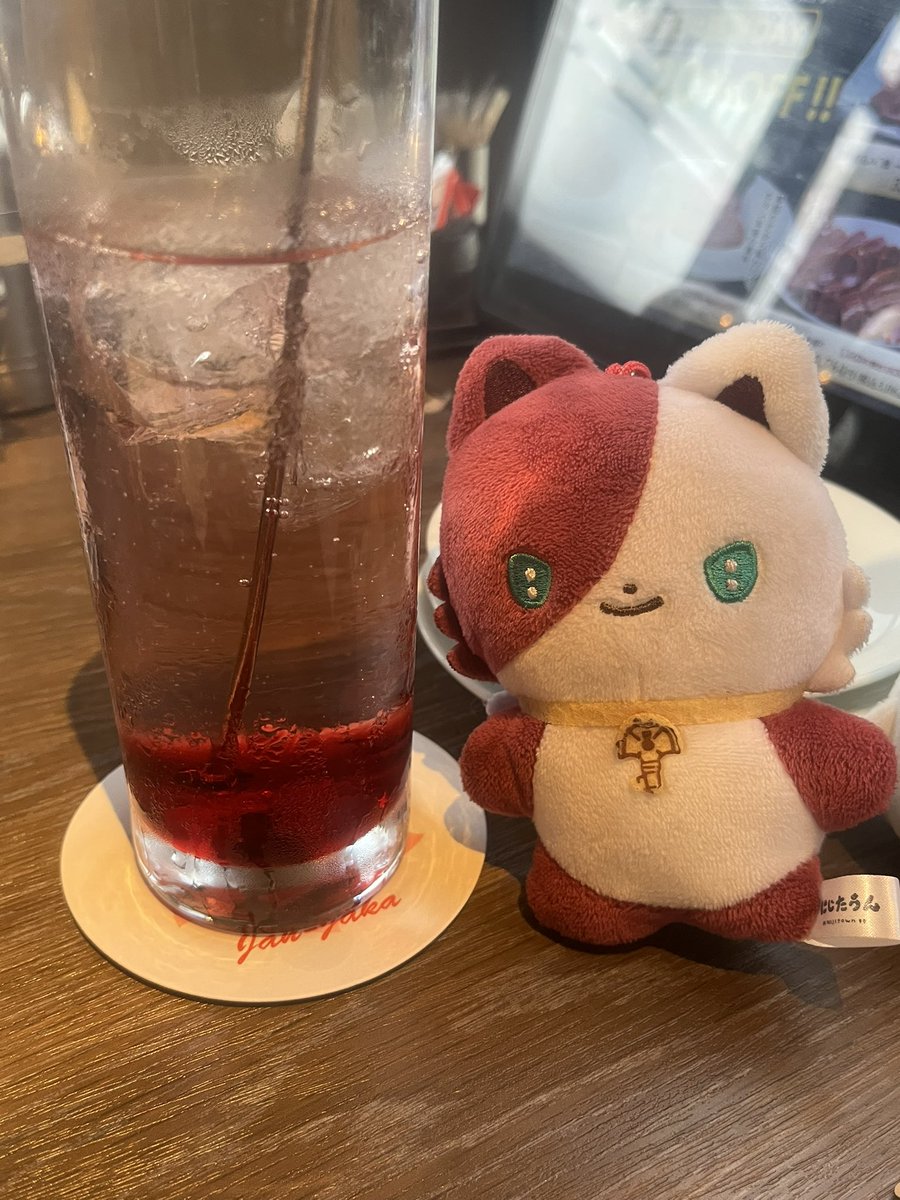 flower_snow33's tweet photo. たうんとみみっちに見守られながら一人焼肉デビュー✨️
偶々頼んだお酒がろれ色で嬉しかった🫰
帰りにスタバ寄ってろれが言ってた巨峰漸く買えたんだけどマジで美味しかった〜🥰
久しぶりに満喫��た一日だった😌 https://t.co/nMUWg5JKpQ