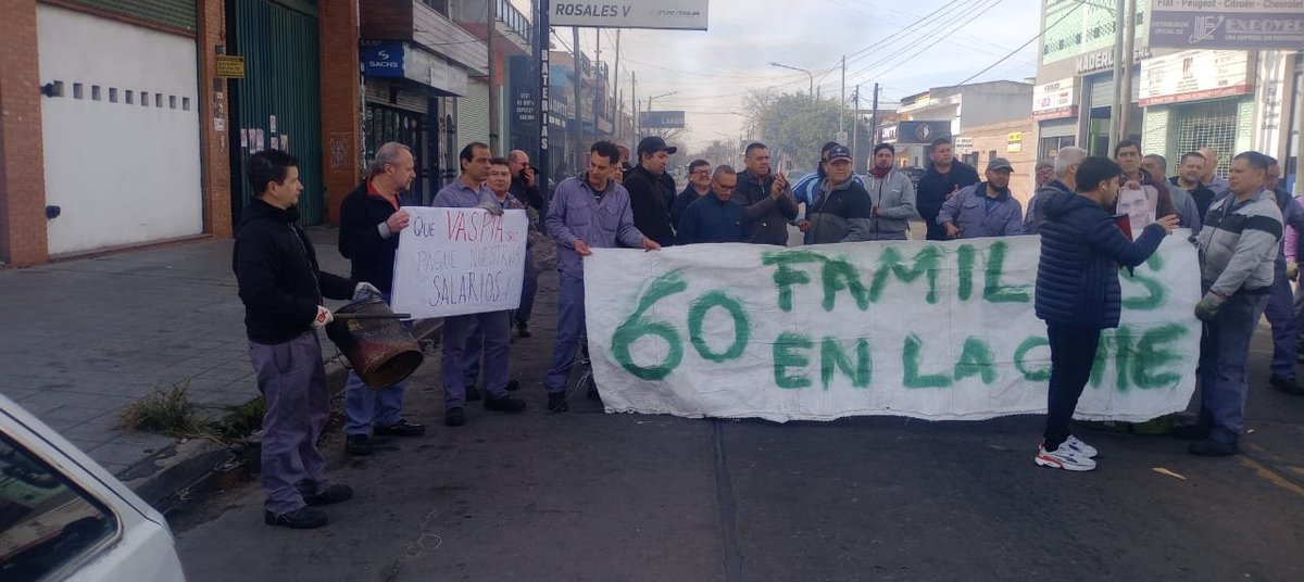 PeriodismoDeIzq's tweet photo. #Lanús |  Metalúrgica Vaspia: 60 familias sin cobrar desde Junio. Les deben sueldos y aguinaldo. 
Toda la solidaridad y el apoyo. https://t.co/oDHulaKBlJ