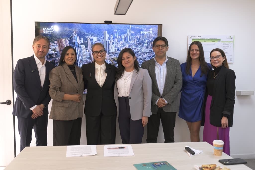 vvbernal's tweet photo. #MejoraTuCuota es el nuevo programa de #MiCasaEnBogotá, diseñado para aquellas familias que adquieren un crédito para mejorar su vivienda en nuestra ciudad. Así como ya sucede con #ReduceTuCuota para vivienda nueva, este programa alivia el valor mensual de ese crédito de mejoramiento y apoya a las familias hasta por 36 meses.

Apoyar directamente a las familias para que mejoren sus hogares y, con ello, su calidad de vida es uno de los propósitos del plan de vivienda #MiCasaEnBogotá de la administración de @CarlosFGalan, y para ello es fundamental el trabajo en conjunto que realizamos desde @HabitatBogota con las entidades financieras.

Por eso celebramos la alianza con @CONFIARCoop y Credifamilia, quienes se convierten hoy en los primeros aliados de este nuevo programa que ayudará a muchas familias bogotanas a cumplir el sueño de mejorar su vivienda.

Gracias a los programas de apoyo a la reducción de la cuota en adquisición y mejoramiento de vivienda, más de 11.000 familias de la ciudad en situación de vulnerabilidad, quienes durante años no pudieron acceder a un crédito, hoy pueden decir con orgullo que tienen un techo propio o mejorado con el respaldo de #MiCasaEnBogotá.