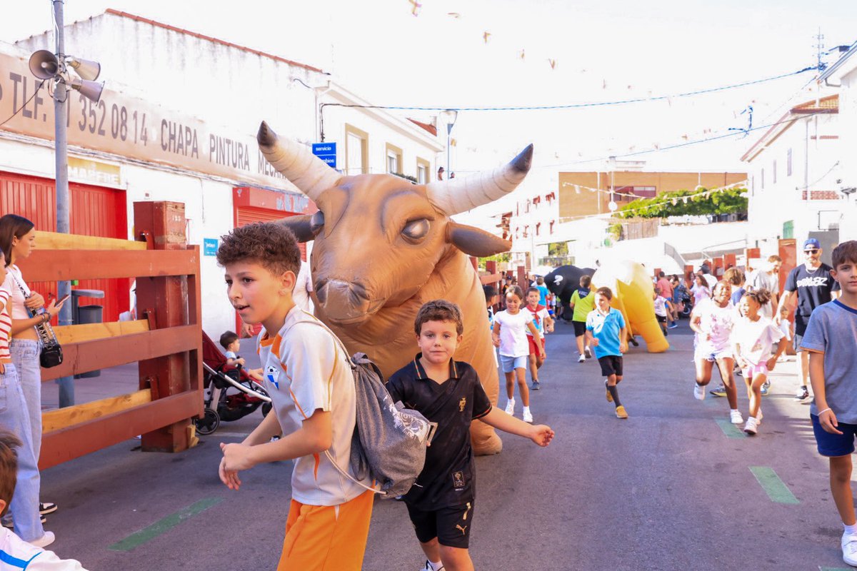 ayto_pozuelo's tweet photo. 🐂🎈 ¡Cómo han disfrutado los más pequeños en el encierro infantil!

Carreras, emoción, risas y mucha diversión con los toros hinchables. 🤩

¡No han parado ni un segundo! 🎉 https://t.co/egfhh5QYPe