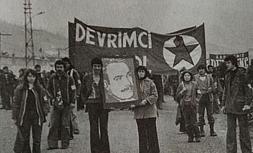 JeuneSosyalist's tweet photo. Kitabın içeriğini bilemem de kapağı tasarlayan kimse yapay zeka araçlarını kullanarak orijinal fotoyu tahrif etmiş https://t.co/lSu3MRgqrX