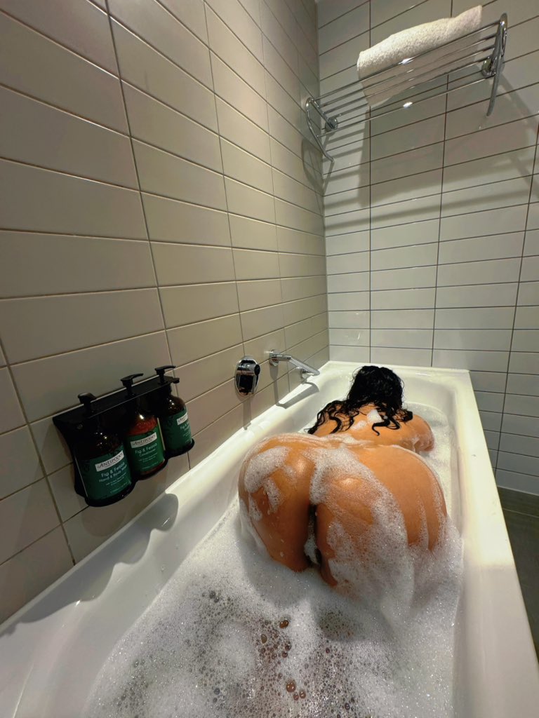 mistressmaya_xo's tweet photo. Baths are my favourite https://t.co/yEBJFblk3v