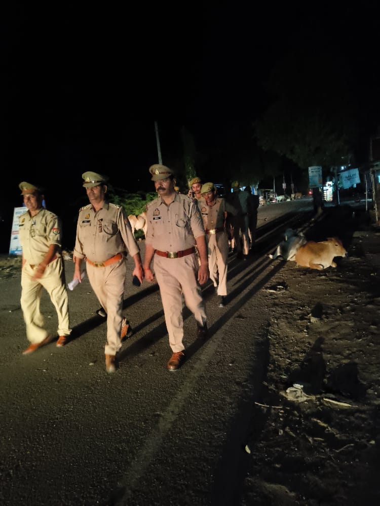 raebarelipolice's tweet photo. #SP_RBL @Ravi_KumarIPS के निर्देशन में जनपदीय पुलिस द्वारा अपने-अपने थाना क्षेत्र अन्तर्गत शांति एवं कानून व्यवस्था के दृष्टिगत पैदल गश्त की गयी-
@Uppolice
@dgpup
@Igrangelucknow
@adgzonelucknow https://t.co/K6lJMkRxsF