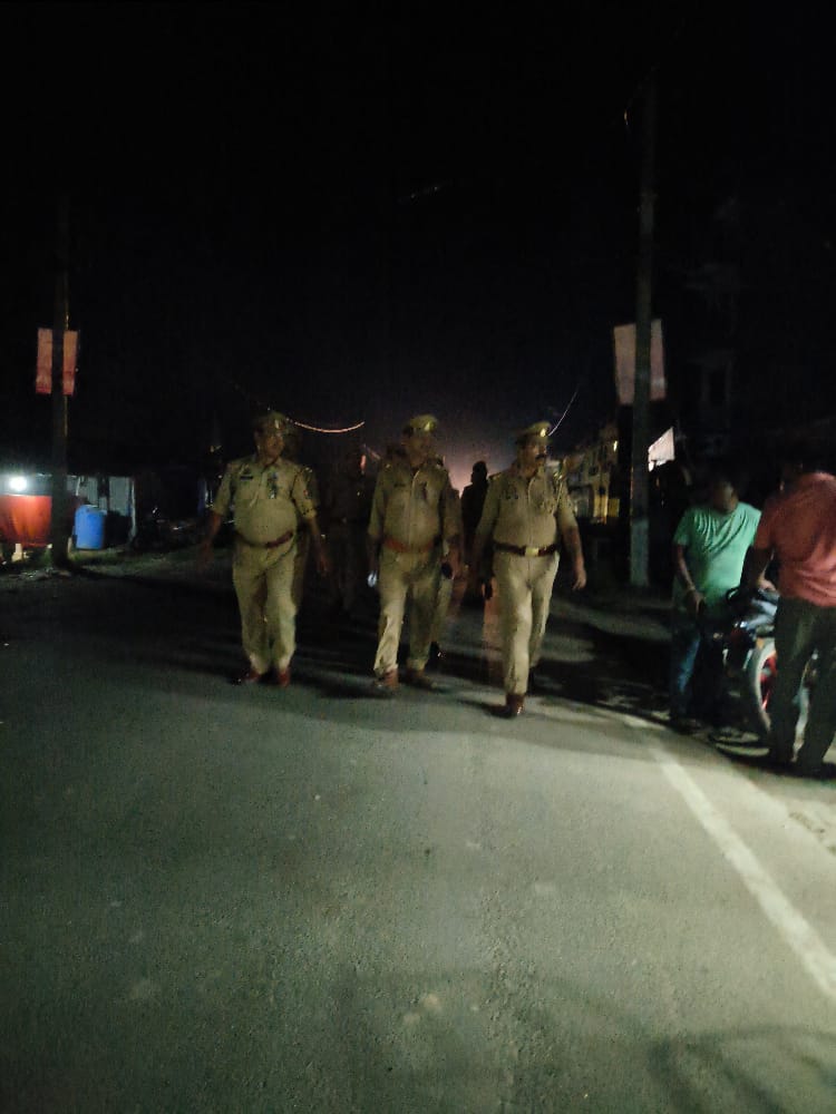 raebarelipolice's tweet photo. #SP_RBL @Ravi_KumarIPS के निर्देशन में जनपदीय पुलिस द्वारा अपने-अपने थाना क्षेत्र अन्तर्गत शांति एवं कानून व्यवस्था के दृष्टिगत पैदल गश्त की गयी-
@Uppolice
@dgpup
@Igrangelucknow
@adgzonelucknow https://t.co/K6lJMkRxsF