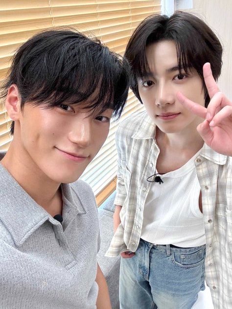 bewthscnez_'s tweet photo. เพิ่งเห็นวีเวิร์สน้องซูบินพูดถึงคอนเทนต์ 9트쫑 ด้วยว่าตอนถ่ายก็หยอก/เล่นมุกกับอูยองฮยองตลอดเลย แล้วก็แอบมาคิดทีหลังว่า "แฟนๆทั้งสองวงจะไม่ชอบใจกันมั้ยนะ…?" ก็เลยแอบลังเลนิดหน่อยแต่น้องก็บอกน้องกับอูยองฮยองสนิทกันเป็นความสัมพันธ์แบบที่เราสองคนสนุกกับการแซะกันไปมา อูยองฮยองของเราน่ะเป็นคนใจดีนะครับ… อ่า ทุกคนบอกว่าระดับ(การหยอกเล่น)ของผมถือว่าเบากว่าปกติเหรอ? น้องก็บอกว่าเพราะเพิ่งเคยได้เจอซานนี่ฮยองครั้งแรกเลยคิดว่าตัวเองน่าจะแอบเขิน/ประหม่านิดนึงเลยบอกว่าครั้งหน้าน้องจะเล่นให้สนุกและเป็นธรรมชาติกว่านี้แน่นอน

น้องสุ้บน่ารักจังไม่ต้องประหม่าเลยคับน้องสานเอ็นดูน้องจะตายจำได้เลยว่าเล่าถึงสุ้บงู้นงี้แถมมีชมว่าหล่ออีกต่างหากว่างๆมาทำชาเลนจ์หรือชวนพี่น้องสานไปเดินเล่นด้วยกันน้าา