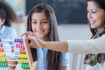 ToloYankovic's tweet photo. NIVEL CULTURAL DE LA POBLACIÓN CHILENA, ¿CÓMO NOS VA?
2ª parte.
1. Habilidades y competencias básicas de matemáticas
Los resultados PIAAC 2023 muestran una situación algo mejor que en comprensión lectora descrita en la Primera Parte de Estudio; sin embargo, se puede afirmar que un alto porcentaje de la población – un 60% - no entiende lo que lee, lo cual es grave. Por si fuera poco, la expresión oral a veces suele ser difícil de entender: la letra S final suele omitirse; se dice loh niñoh en lugar de los niños; loh ojoh por los ojos. La pronunciación TR es otro problema, con una letra R que pasa a expresarse como … trren, trrabajo, etc.
¿Y los errores? Confundir dentro con entre. Así, incluso algunos periodistas dicen “dentro de las atribuciones del ministerio” en lugar de decir “entre las atribuciones del ministerio”. Etc., etc.

2. Principales resultados
Chile mejoró ocho puntos en razonamiento matemático entre 2014 y 2023.
Sin embargo, el 56% de los adultos sigue mostrando competencias matemáticas bajas (Nivel 1 o inferior).
Muchas personas pueden resolver operaciones cotidianas simples, pero presentan dificultades para      problemas que requieren varios pasos o razonamiento más complejo.
Las generaciones jóvenes presentan desempeños significativamente superiores a los adultos mayores.
Conclusión
La población chilena maneja razonablemente las operaciones matemáticas básicas de la vida diaria, pero muestra limitaciones importantes en matemáticas aplicadas y razonamiento cuantitativo avanzado.

Parte 3. Nivel de alfabetización científica de la población
Chile no cuenta con una medición nacional reciente exclusiva sobre alfabetización científica en adultos, pero diversos estudios permiten inferir su situación. Estas competencias incluyen la comprensión de los fundamentos de las ciencias… que se traducen en creencias y comportamiento. Por ejemplo, creer en adivinos, duendes, fantasmas, horóscopos y compras ciegas de “medicamentos” para 20 enfermedades y de cremas rejuvenecedoras, etc., revelan pobre formación científica. Gastar dinero en colágeno es un profundo error: con la edad disminuye la producción natural de colágeno… pero comprarlo no sirve de nada.
Indicadores relevantes.
Las debilidades  observadas en comprensión lectora y razonamiento matemático afectan directamente la capacidad para comprender información científica.
Los estudios  internacionales muestran que gran parte de la población tiene dificultades para interpretar gráficos, estadísticas, probabilidades y evidencia      científica.
Existe una importante  brecha entre personas con educación superior y quienes poseen niveles      educativos más bajos.
Conclusión
La alfabetización científica chilena puede calificarse como intermedia: suficiente para comprender conceptos generales, pero insuficiente para analizar críticamente información científica compleja o participar plenamente en debates técnicos y tecnológicos.
CONTINÚA. Parte 3. Formación artística.
Imagen: Biblioteca Microsoft 365