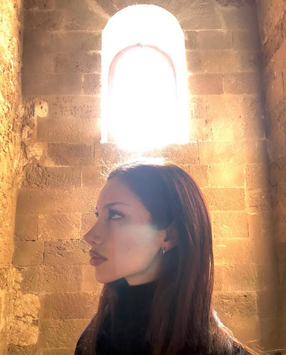thornndgrace's tweet photo. ╋━  𝐬obre mim,

• idade - entre 30 e 100.
• gênero -  Ruiva.
• comida fav -  Água.
• aniversário - 01/09.
• altura - 1,60
• sexualidade - Alguma 
• pets - 0  
• piercings - 0 
• tattoos -  Algumas muitas 
• cor fav - Verde.
• status -  Mãe de 4. https://t.co/U7QxQjsady