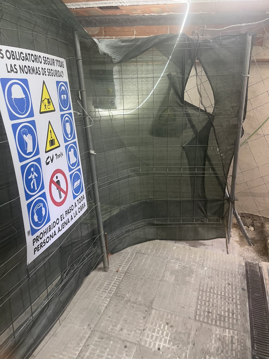RepanochaLa's tweet photo. @Adif_es ¿Cómo puede ser que la estación de cercanías de Las Rozas lleve 2 meses levantada y el avance haya sido 0? Cuando se tropece alguien y se caiga por las escaleras os acordareis... Un día va a haber un disgusto. Copio a @CercaniasMadrid para que esté al tanto también. https://t.co/0x5eiy7Rin