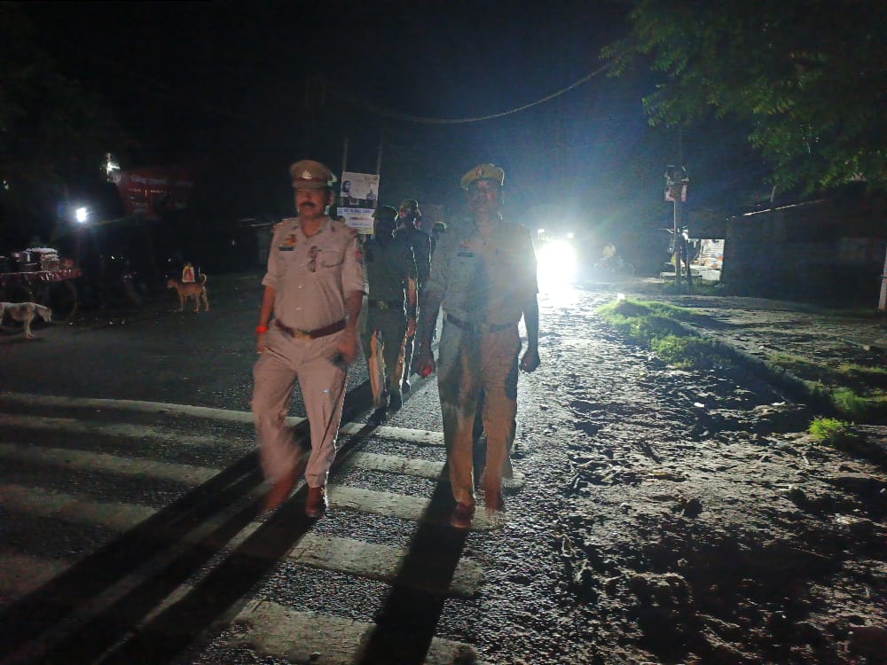 raebarelipolice's tweet photo. #SP_RBL @Ravi_KumarIPS के निर्देशन में जनपदीय पुलिस द्वारा अपने-अपने थाना क्षेत्र अन्तर्गत शांति एवं कानून व्यवस्था के दृष्टिगत पैदल गश्त की गयी-
@Uppolice
@dgpup
@Igrangelucknow
@adgzonelucknow https://t.co/kd5mOqmfkF