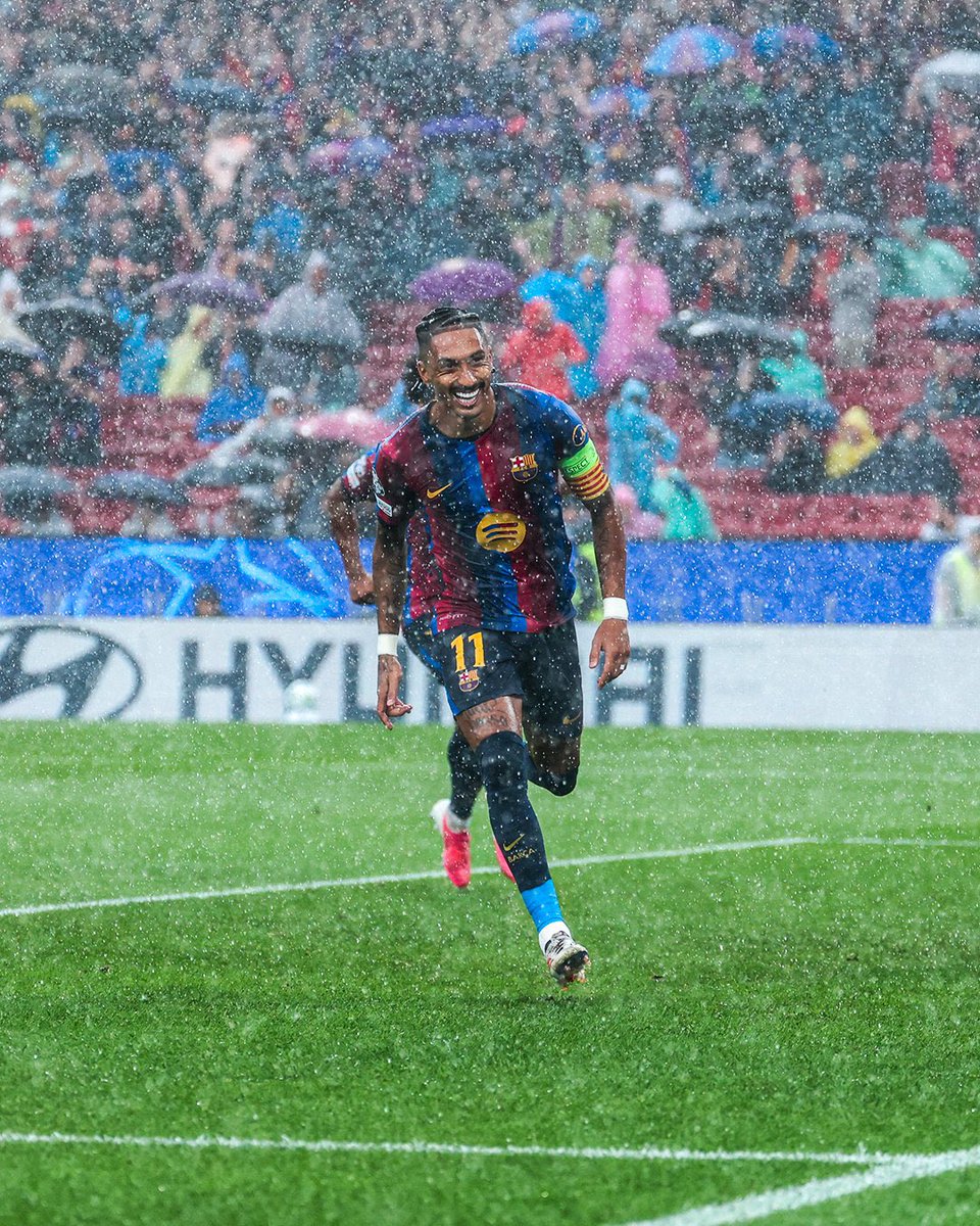 ActuFoot_'s tweet photo. LES PHOTOS SOUS LA PLUIE C’EST UN VRAI VRAI DÉLIREEEEEE 🤩🌧️🇧🇷

📸 @ChampionsLeague @FCBarcelona https://t.co/yBKJGwGo1U