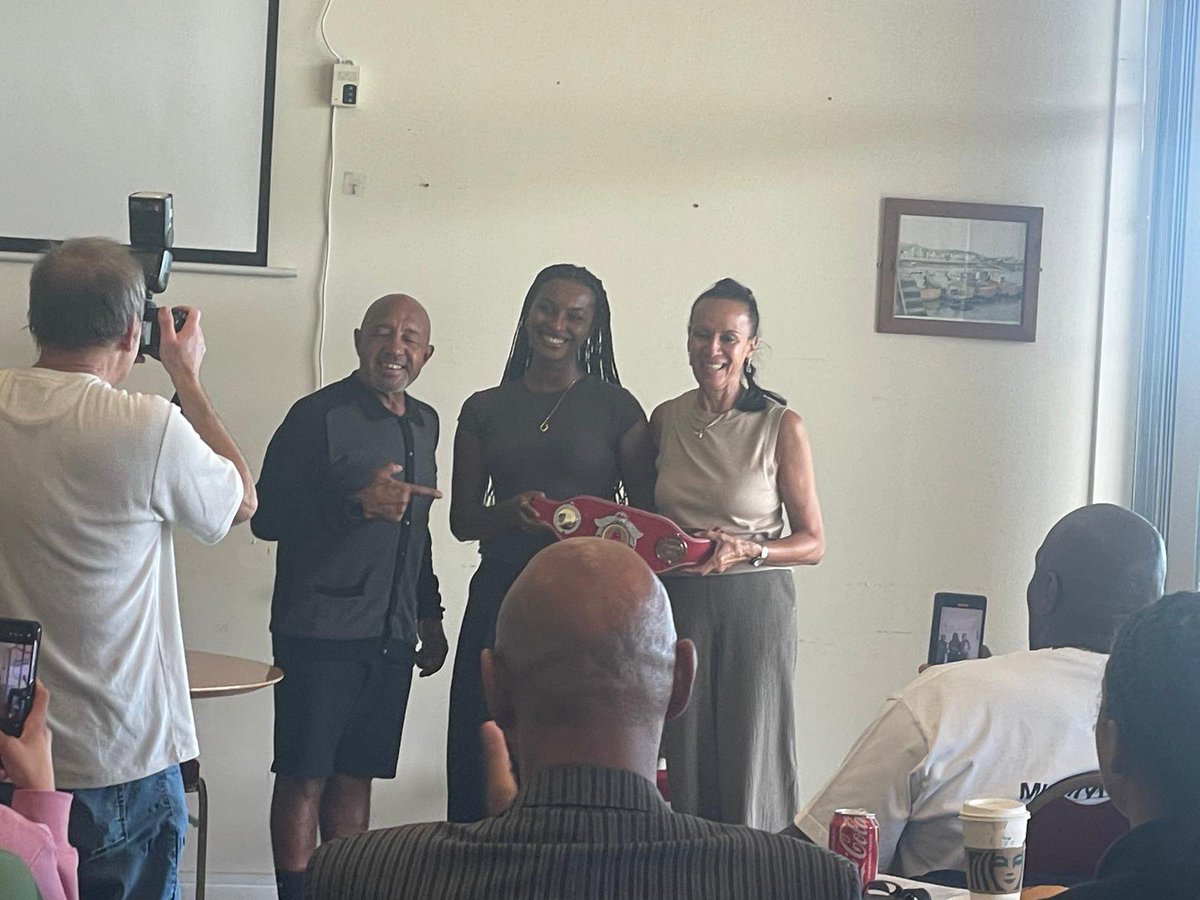 oldhamboxing's tweet photo. “Gone by not forgotten “ It was a pleasure to attend the Manchester Ex Boxers association meeting in Sunday. In order to witness a Manchester and boxing legend receive his accolades. The MEBA presented Phil’s granddaughter with the Central Area belt he won but never received. https://t.co/efASCfQ0xE