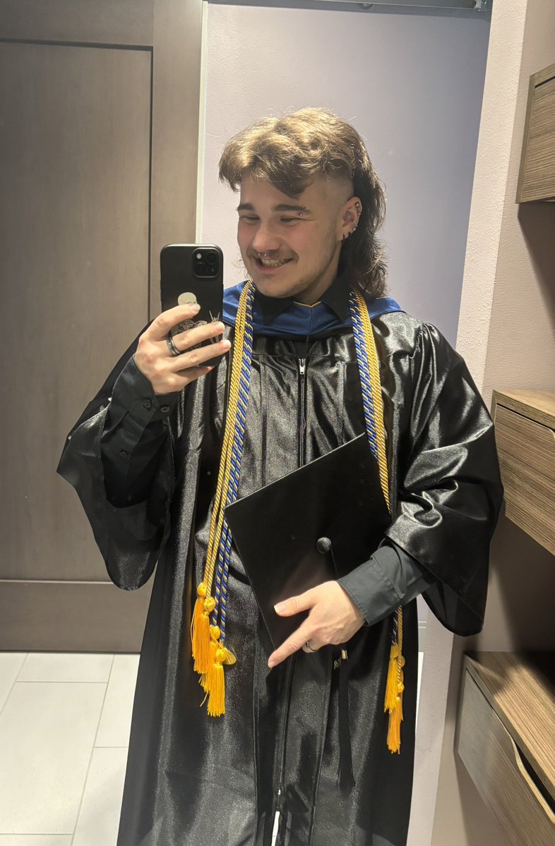 HyenaCera's tweet photo. Life updates from the chronically offline furry:
- Graduated early from undergrad with 2 degrees
- Got a job in my fields that I absolutely adore
- Taking the gym + health (moderately) seriously
- Upgraded apartments
- Looking into graduate programs

So yeah things pretty good https://t.co/PTg82U0W0T
