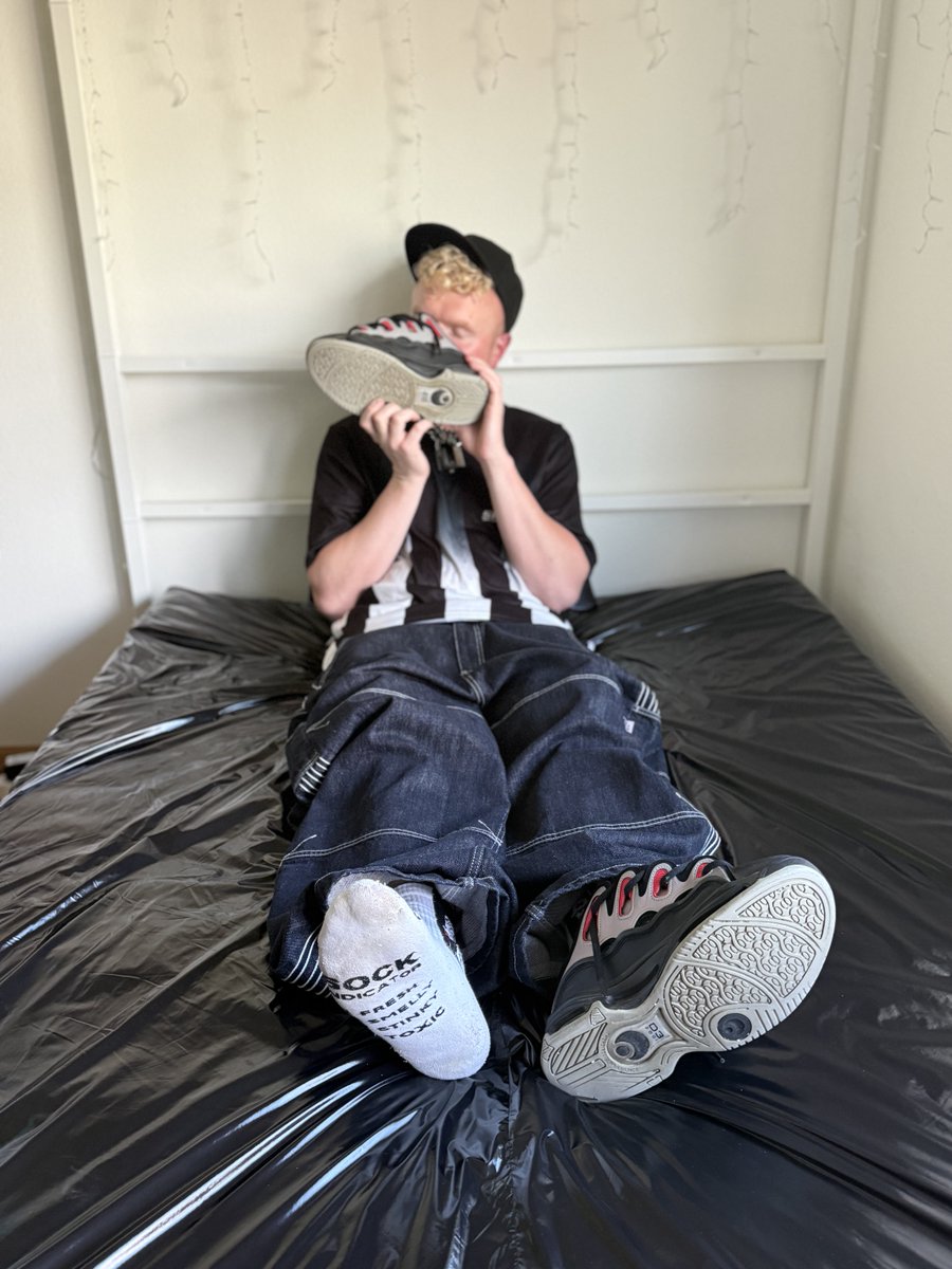 basiliskater018's tweet photo. Sniff my osirisD3 #sagger #kinky #kinkygayboy #sniff #sneakerfetish https://t.co/HoPBVnFmC5