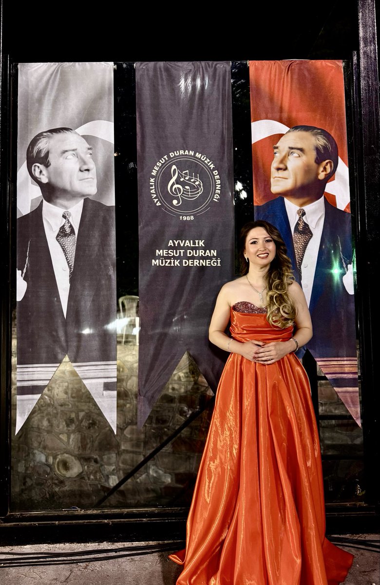 sinemkocakoc's tweet photo. #ayvalıkamfitiyatro #GaziMustafaKemalAtatürk #TürkMüziğiKonseri #FundaÖztolan https://t.co/fxeAtJqMva