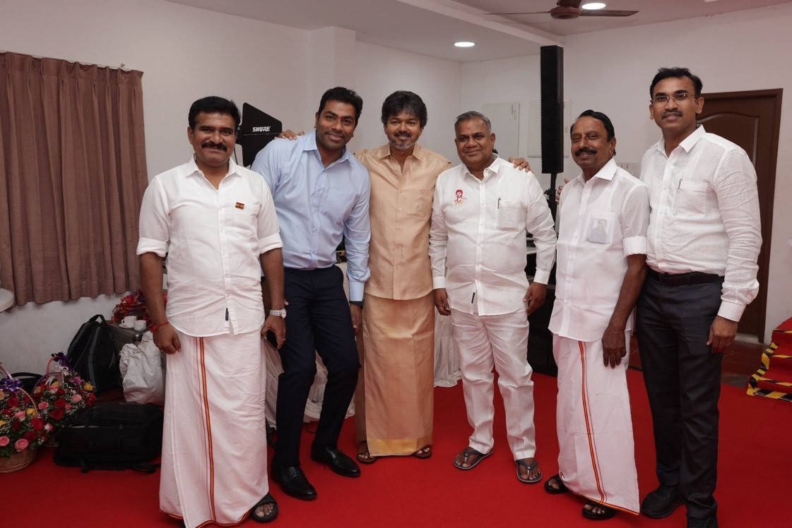 Expi_Nasni's tweet photo. விஜய் அண்ணா ஜெயிப்பாரா தோற்பாரா என்று எந்த பதிலும் தெரியாமல் அண்ணாவை நம்பி உடன் நின்றவர்கள்... https://t.co/WVC6zpiCXO