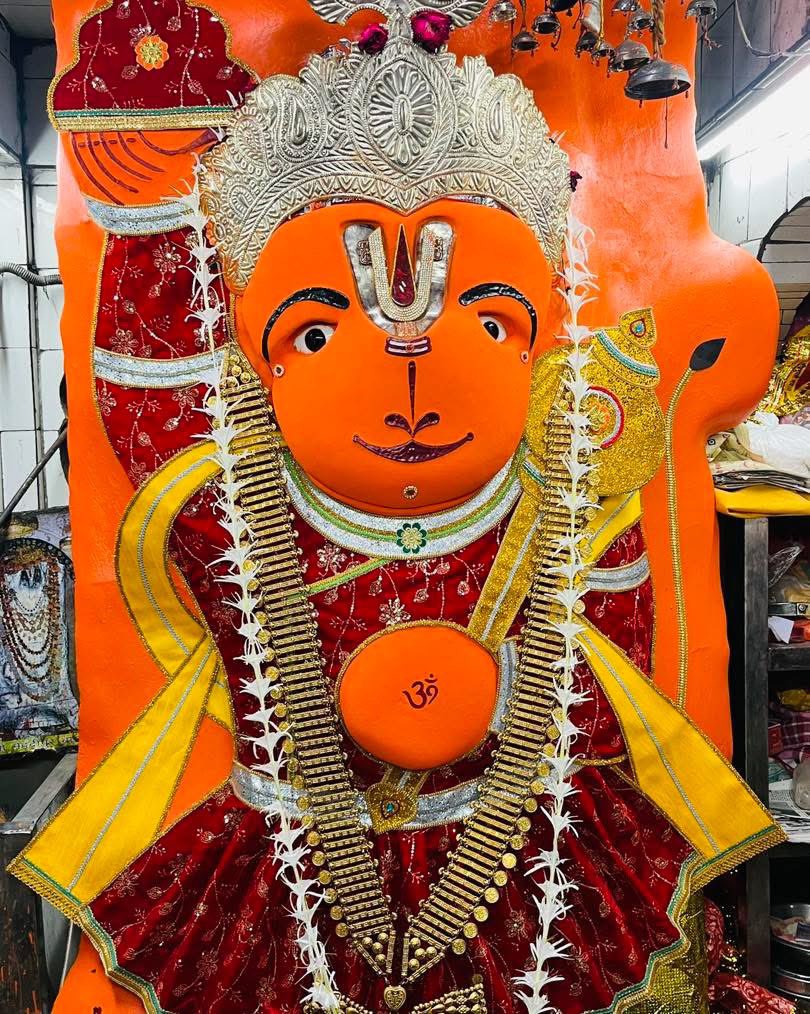 garg_trupti's tweet photo. ‘Hanuman Ansh’ crosses ₹150 crore at the box office! 

And in Ujjain, the divine Khade Hanuman Ji is once again reminding us of the power of faith 🙏🏻

Despite repeated efforts, the murti of Khade Hanuman Ji could not be moved from its place.

Hanuman Ji is not just faith… He is POWER! 🔥🚩