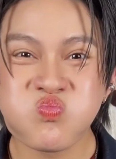 Sisippfr's tweet photo. @jenelyn_park even  though he's wearing makeup 🐷🐷🐷 https://t.co/sHZtOkWIfV