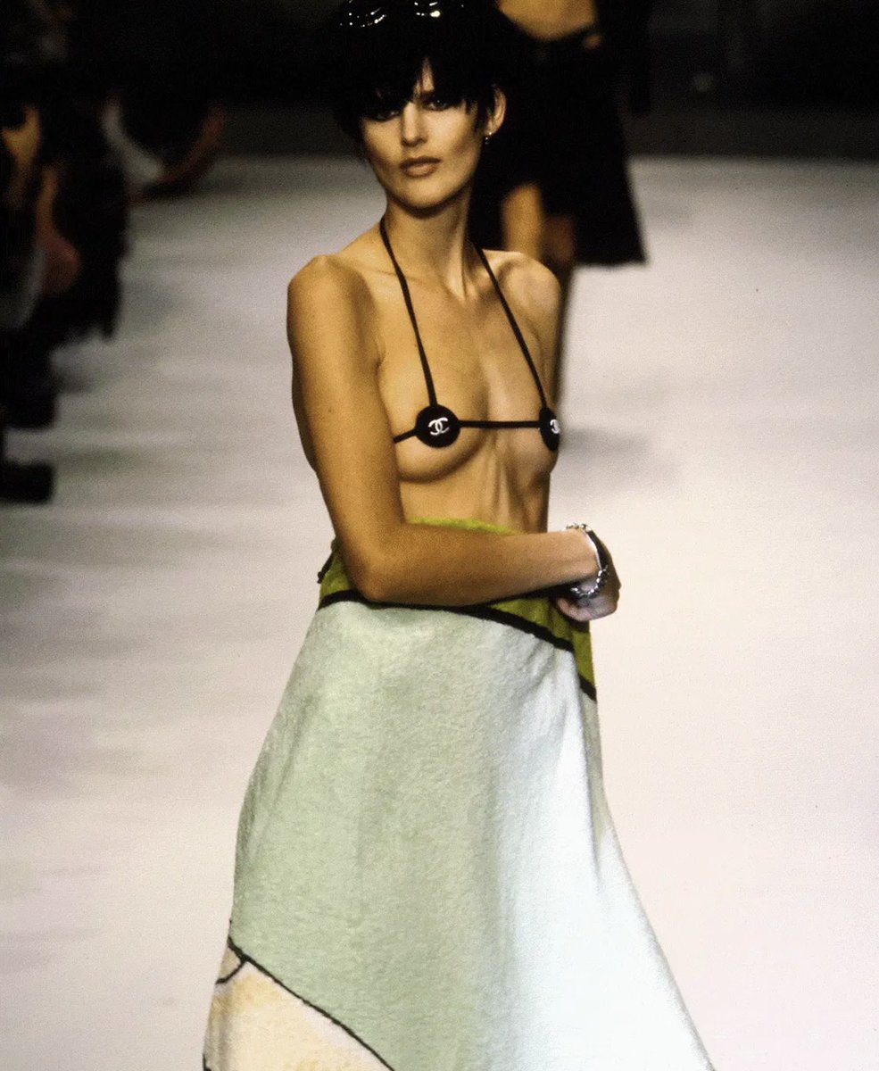 kycvntg's tweet photo. Stella Tennant in Karl Lagerfeld’s infamous Chanel micro-bikini, Spring/Summer 1996, Paris (1995). https://t.co/5HpsziO8rp