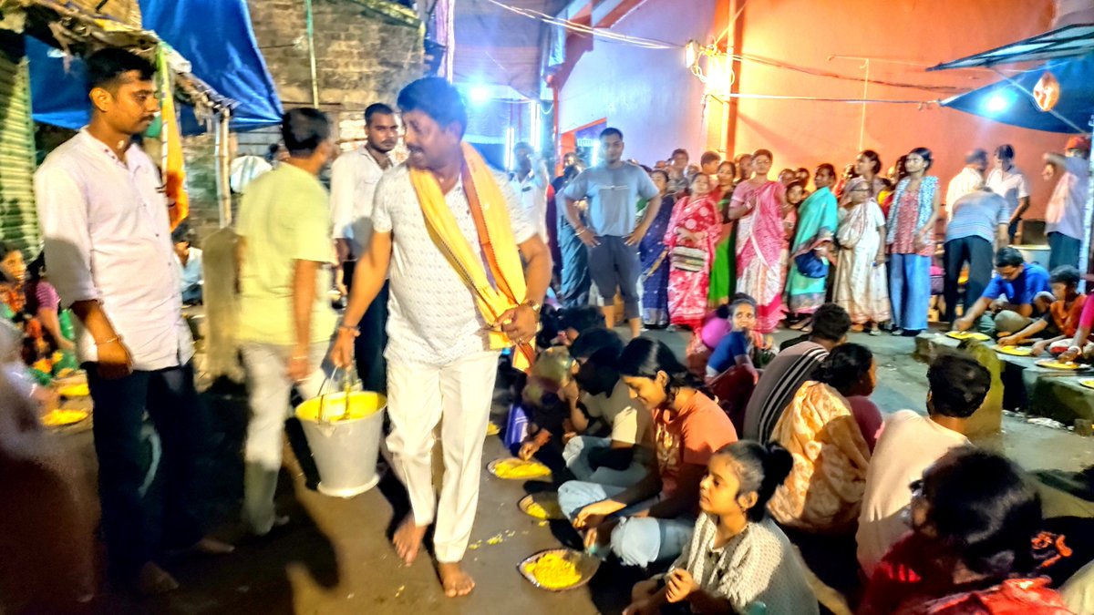 Tusarkumarmaju1's tweet photo. তিন্না বাজারের হরিনাম সংকীর্তন উপলক্ষে প্রসাদ বিতরণের কিছু সুন্দর ও আনন্দঘন মুহূর্ত।
#HarinamSankirtan #Pandua #Devotion #Blessings https://t.co/tUyDCPH6fQ