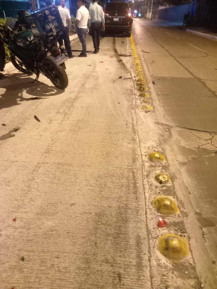 LuzyG6_'s tweet photo. Muchos piensan que mi tío estaba pasando en la madrugada y por eso se le atravesó a LOS CONDUCTORES DE ESTOS VEHÍCULOS, pero la realidad es que se dio entre 8 y 9pm. a las 8:45 un PMT respondió el celular, y así no enteramos. Mi tio falleció a las 22:45 https://t.co/Sr9oU3KlxW