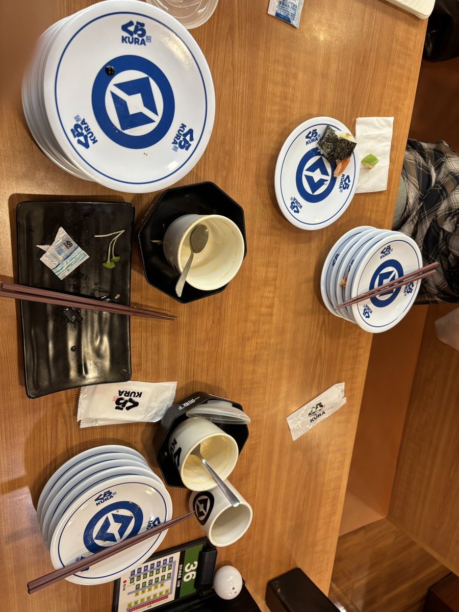 weiii_of1_'s tweet photo. 今天跟小葉還有ray去吃了壽司還看了葉很想看的中邪 但我真看不了鬼片 他們就全程一直問我還好嗎哈哈哈哈 心跳加速的感覺真酷 
跟朋友約出去喜歡一起吃飯
自己一個人都不想吃東西
今天我們聊了好多戀愛觀
他們問我為什麼這麼想結婚
我想 這只是一個形式
我要的是 有人一直愛我 我也同樣愛對方 https://t.co/4MkHewnvbX