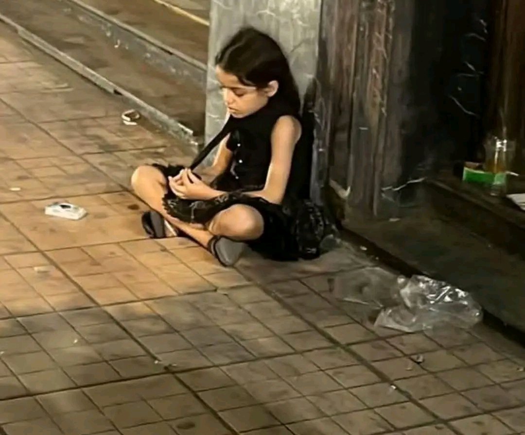 ahmedelkadyx's tweet photo. محدش عارف أهلها
«تمارا» 6 سنين لوحدها في وسط البلد.. قالت إنها جاية بالمترو ومحدش عارف أهلها فين!
استغاثة انتشرت على مواقع التواصل الاجتماعي بشأن طفلة صغيرة ظهرت بمفردها في شارع قصر النيل بمنطقة وسط البلد بالقاهرة، أمام أحد محلات الأحذية، وسط مطالبات عاجلة بالوصول إلى أسرتها.
وبحسب المنشور المتداول، قالت الطفلة إن اسمها «تمارا»، وإنها تبلغ من العمر 6 سنوات، ومن منطقة إمبابة، كما قالت إنها وصلت إلى المكان باستخدام المترو.
صاحب المنشور أوضح أنه حاول تسليم الطفلة لأمين الشرطة الموجود بالمنطقة، لكنه قال له، بحسب روايته، إن الطفلة موجودة في المكان بشكل مستمر، ثم غادر بها المكان دون أن يتم الوصول إلى أسرتها.
وأثارت الطفلة تعاطف المتواجدين، خاصة مع ظهورها بملابس نظيفة ومرتبة، بينما لم يتم حتى الآن التأكد بشكل مستقل من هويتها أو معرفة كيف وصلت إلى شارع قصر النيل ومن المسؤول عنها.
صاحب الاستغاثة قال إنه أبلغ خط نجدة الطفل، وسجل شكوى برقم 141413، مطالبًا بسرعة التحرك للوصول إلى أسرة الطفلة وتأمينها لحين التحقق من هويتها.