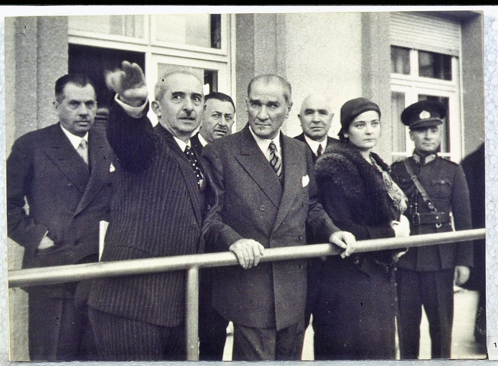 diplomaticwar's tweet photo. 🔴 1935 yazında Başbakan İsmet İnönü yaklaşık iki hafta boyunca Doğu ve Güneydoğu Anadolu’yu dolaştı. Döndüğünde Atatürk’e ve Bakanlar Kurulu’na sunduğu rapor, yalnızca bir gezi notu değildi.

Bir devletin kendi coğrafyasını güvenlik, nüfus, ekonomi, ulaşım, sağlık ve dış politika açısından nasıl okuduğunu gösteren son derece ayrıntılı bir stratejik durum tespitiydi.

29 Haziran 1935’te +++