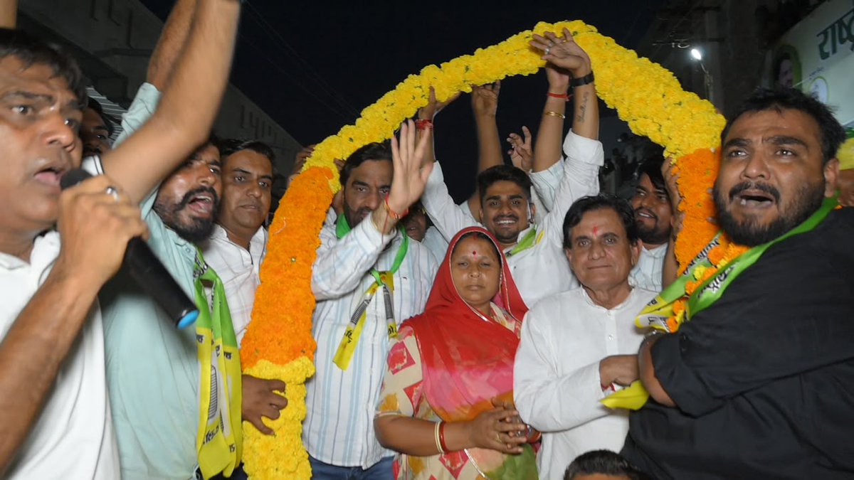 hanumanbeniwal's tweet photo. आज ब्यावर जिले की रायपुर नगरपालिका में राष्ट्रीय लोकतांत्रिक पार्टी के उम्मीदवारों के समर्थन में जन - सभा को संबोधित किया व बोतल के चिन्ह पर मतदान की अपील की ,आरएलपी के वरिष्ठ नेता श्री दिलीप  चौधरी व मेड़ता से पूर्व विद्याक श्रीमती इंदिरा देवी बावरी सहित पार्टी के कई नेता साथ रहे |