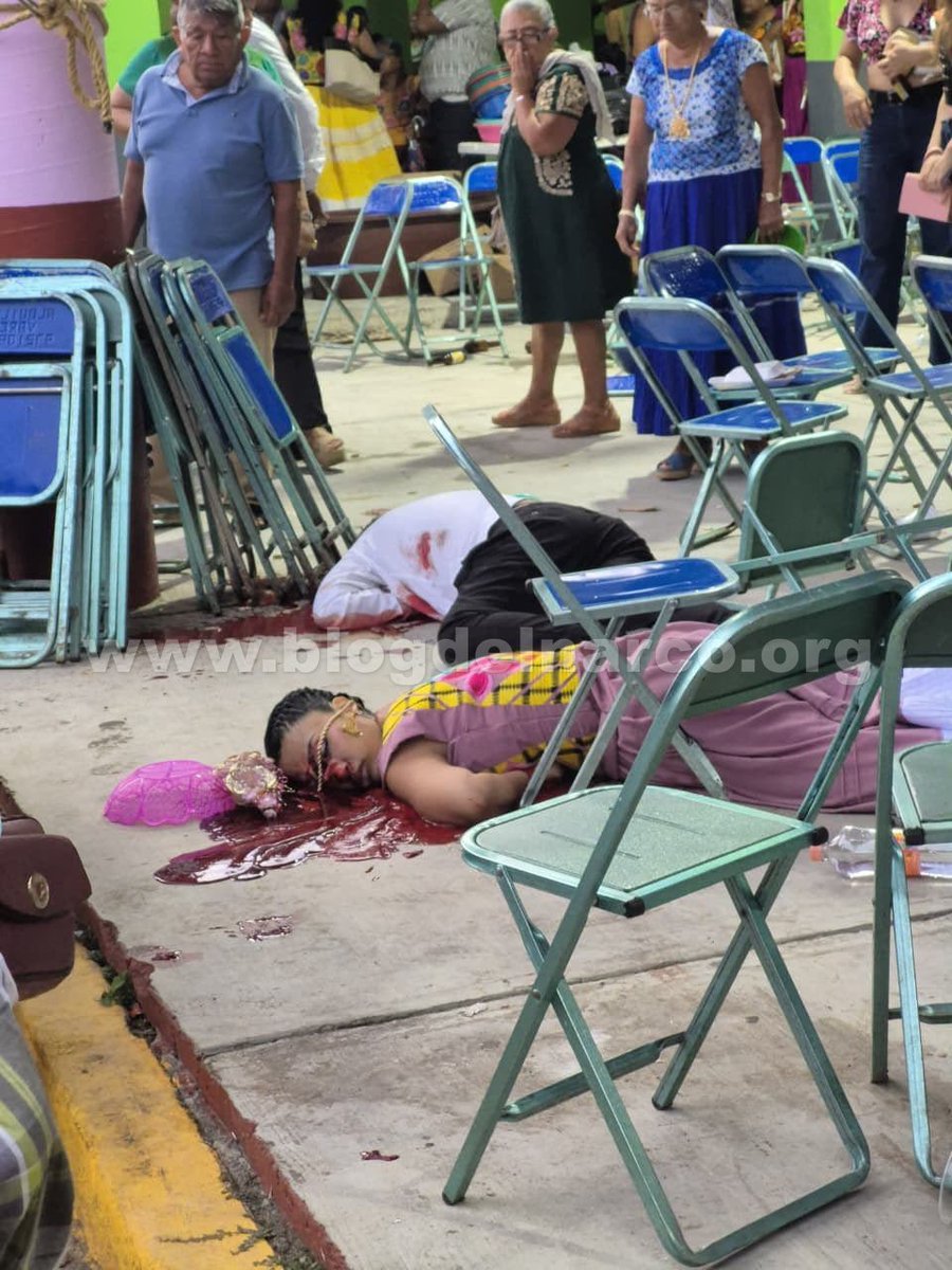 blogdelnarcomex's tweet photo. Un Sicario ejecutó en medio de un evento a Amy Navarrete Arriola, excandidata a la presidencia municipal de Matías Romero, Oaxaca y a dos hombres más, LEE MÁS AQUÍ 👇👉 https://t.co/VSCYt0kecT https://t.co/gq9R5WS2yb